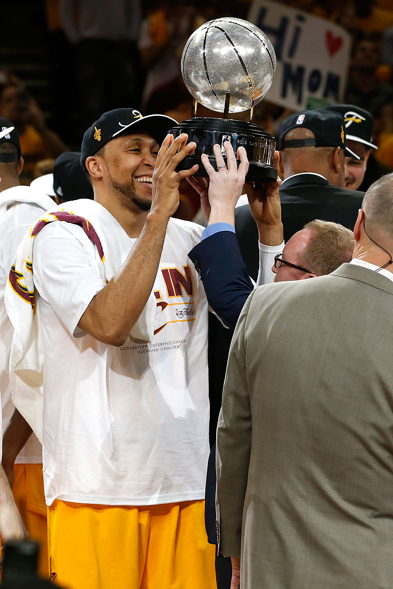 在线体育直播穆雷回归赛场，连败首场状态亮眼，DWG观众沸腾！的简单介绍